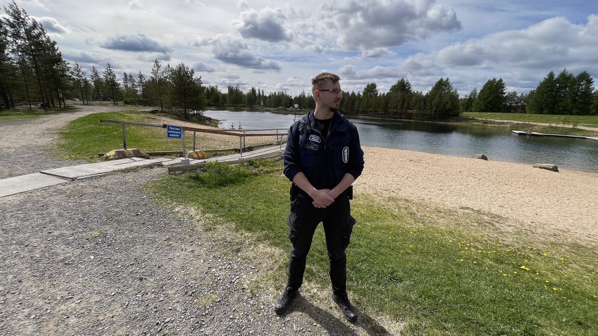 Ankkuripoliisi, vanhempi konstaapeli Pyry Luomala Pohjanmaan poliisista seisoo Tanelinlammella Seinäjoella.