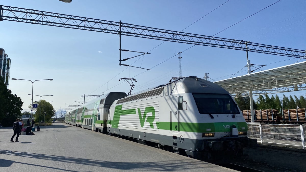 Juna on saapunut raiteelle Porin rautatieasemalla.