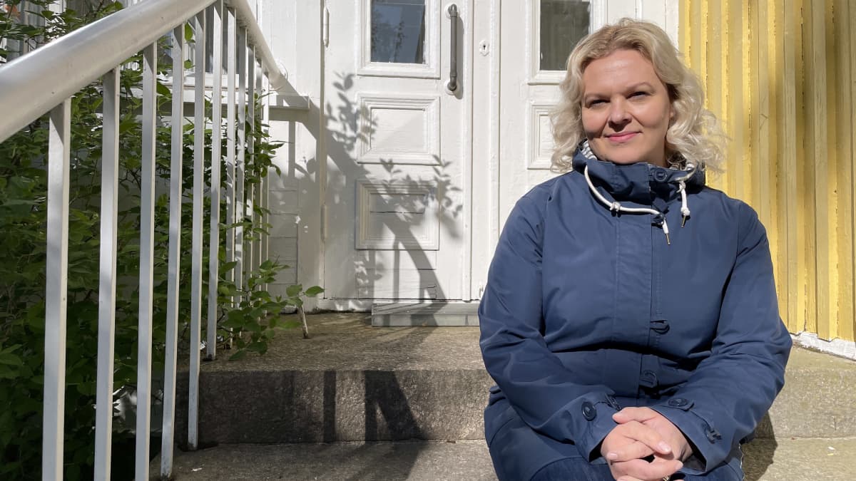 Seinäjokelainen Maaret Siltanen istuu puutalon portailla Seinäjoella.