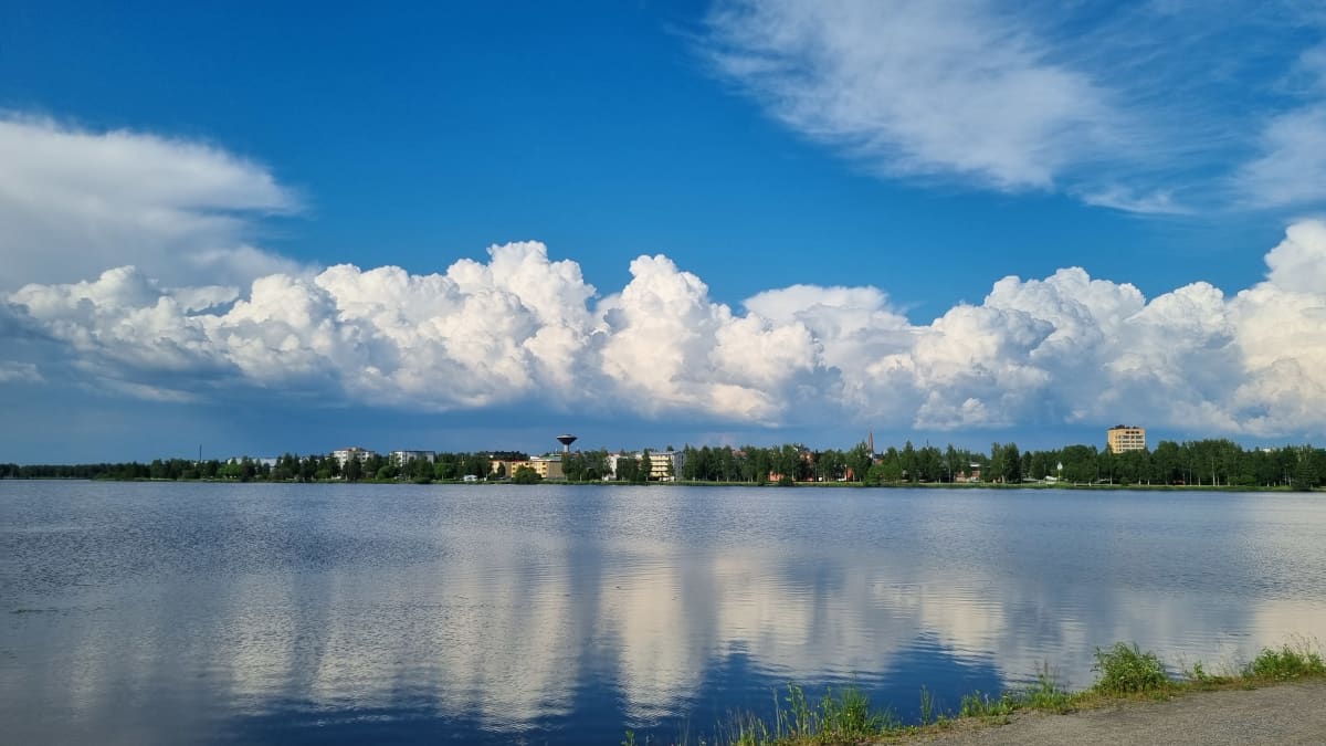 Kuvassa näkyy pilviä ja järvi.