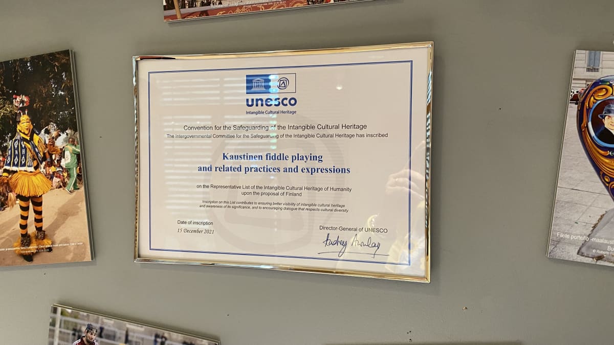 Unescon aineettoman kulttuuriperinnön luetteloon pääsyn kunniakirja kansansoitinmuseon seinällä Kaustisella.