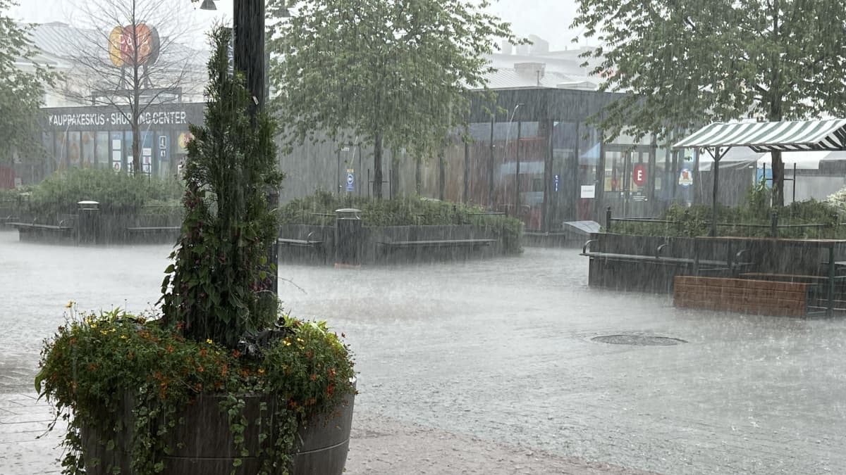 Kuopion keskustassa sataa kovasti vettä.
