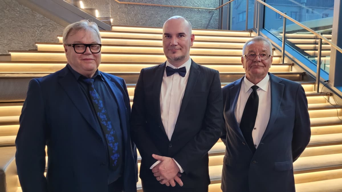 Kolme miestä rivissä: Kari Manu, Toni Kurkimäki ja Pekka Kurkimäki. 