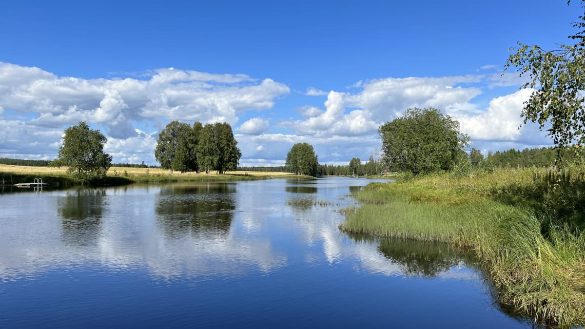 Kuvassa näkyy taivasta, pilviä ja vesistö.