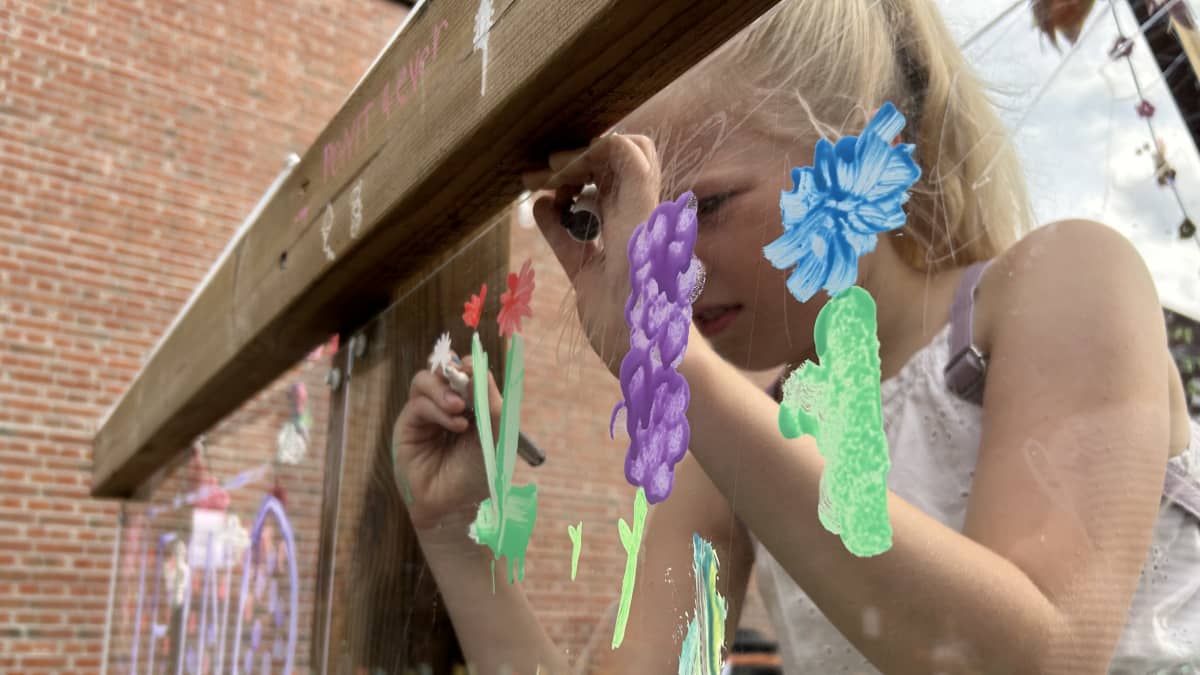 Hämeenlinnan Taiteiden yössä lapset pääsivät maalaamaan kasvihuoneen pleksiseiniä.