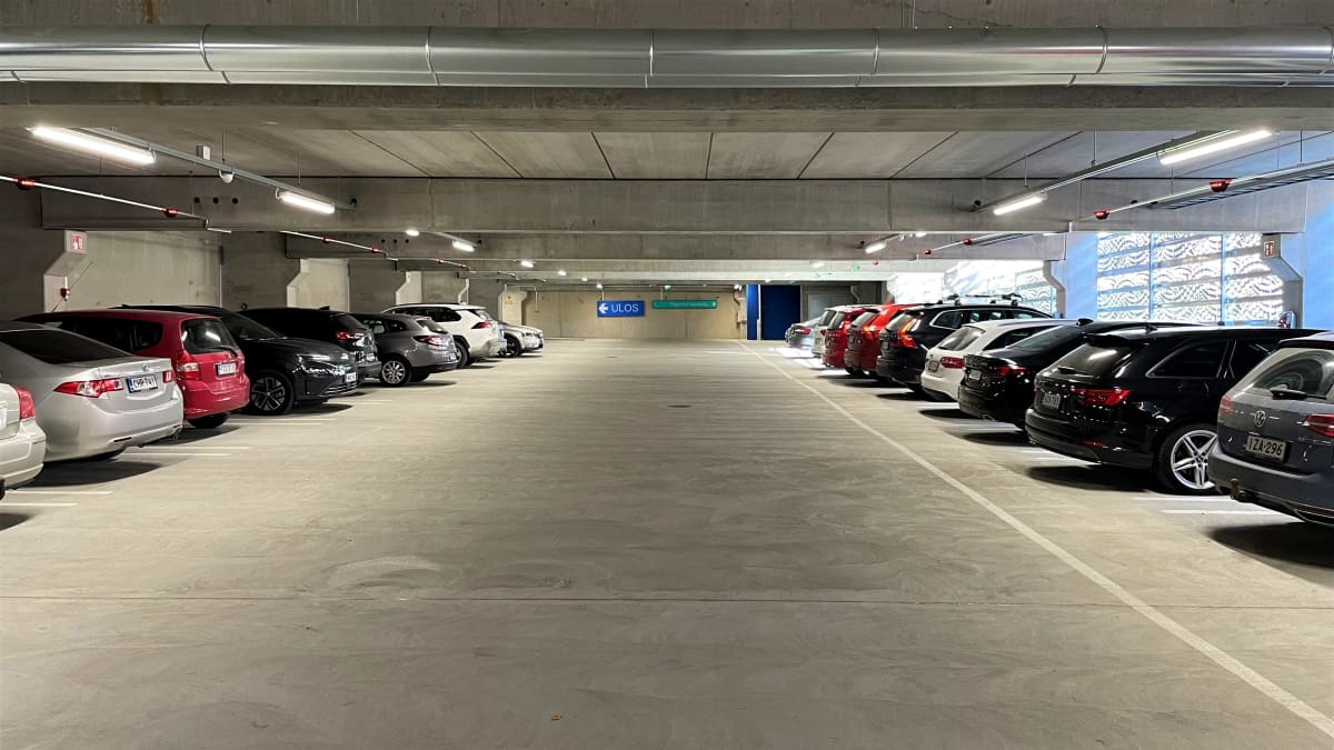 Autoja parkkitalossa Jyväskylän Kankaalla.