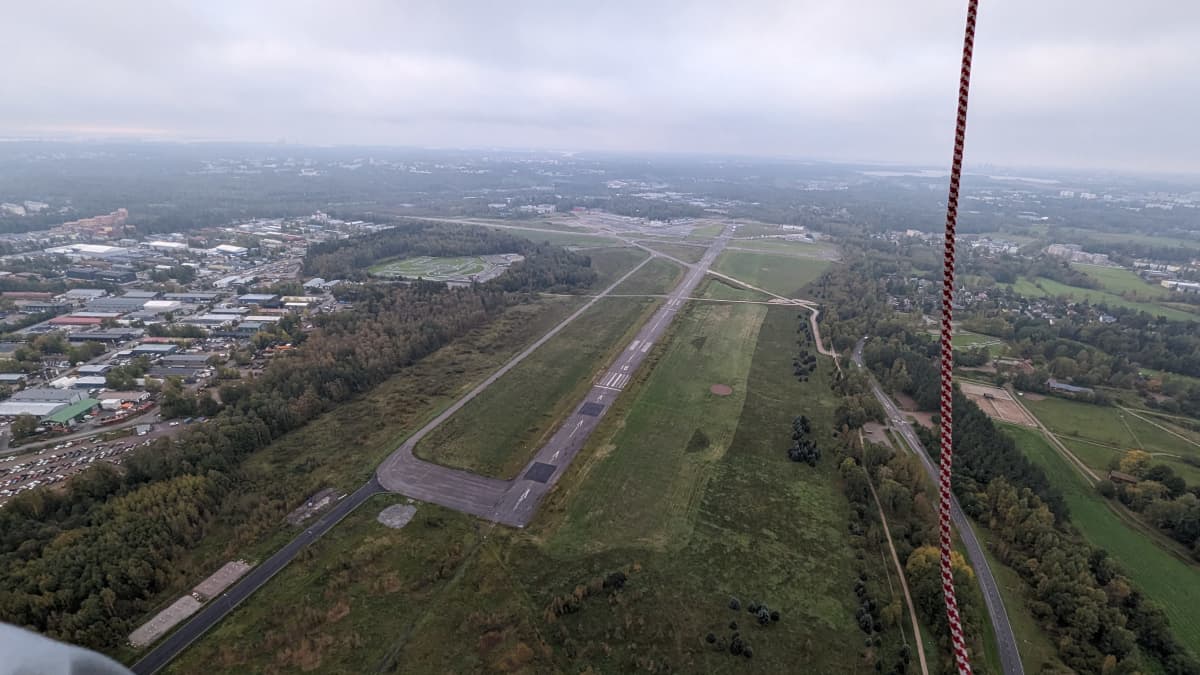 Malmin lentokentän kiitorata näkyy pitkänä suorana nurmen keskellä