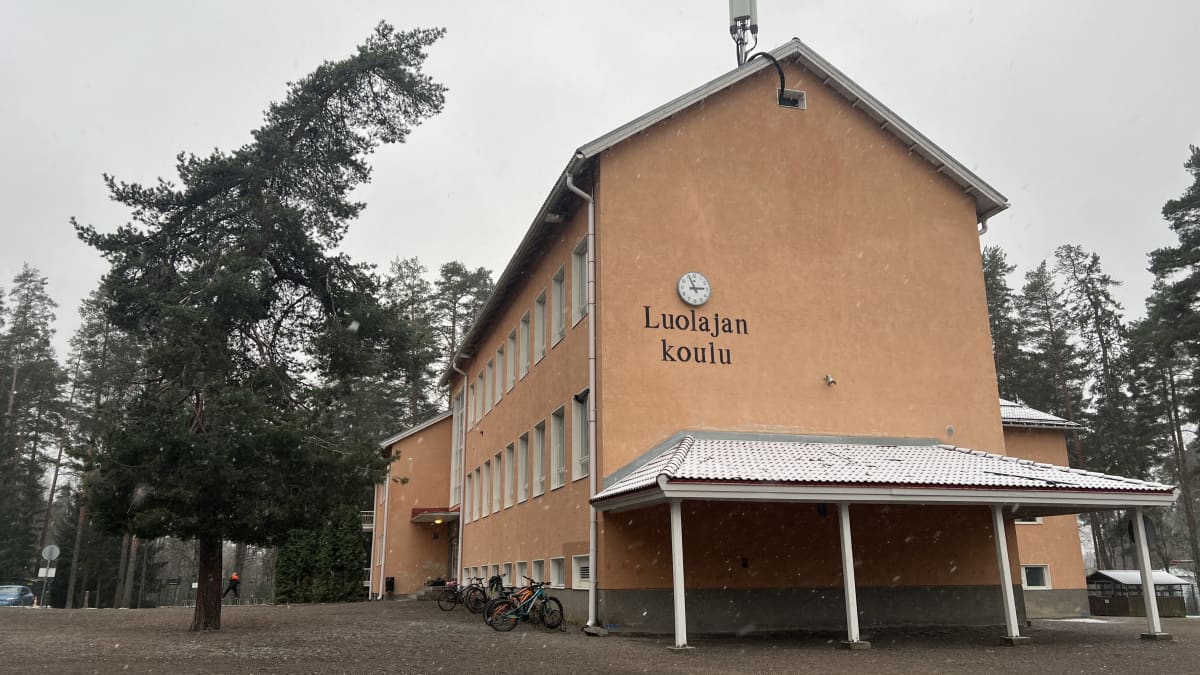 Luolajan koulun koulurakennus Hämeenlinnassa.
