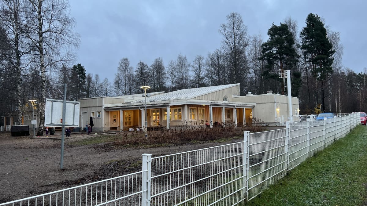 Hämeenlinnalaisen Solvikin päiväkodin valot valaisevat illan hämärtyessä