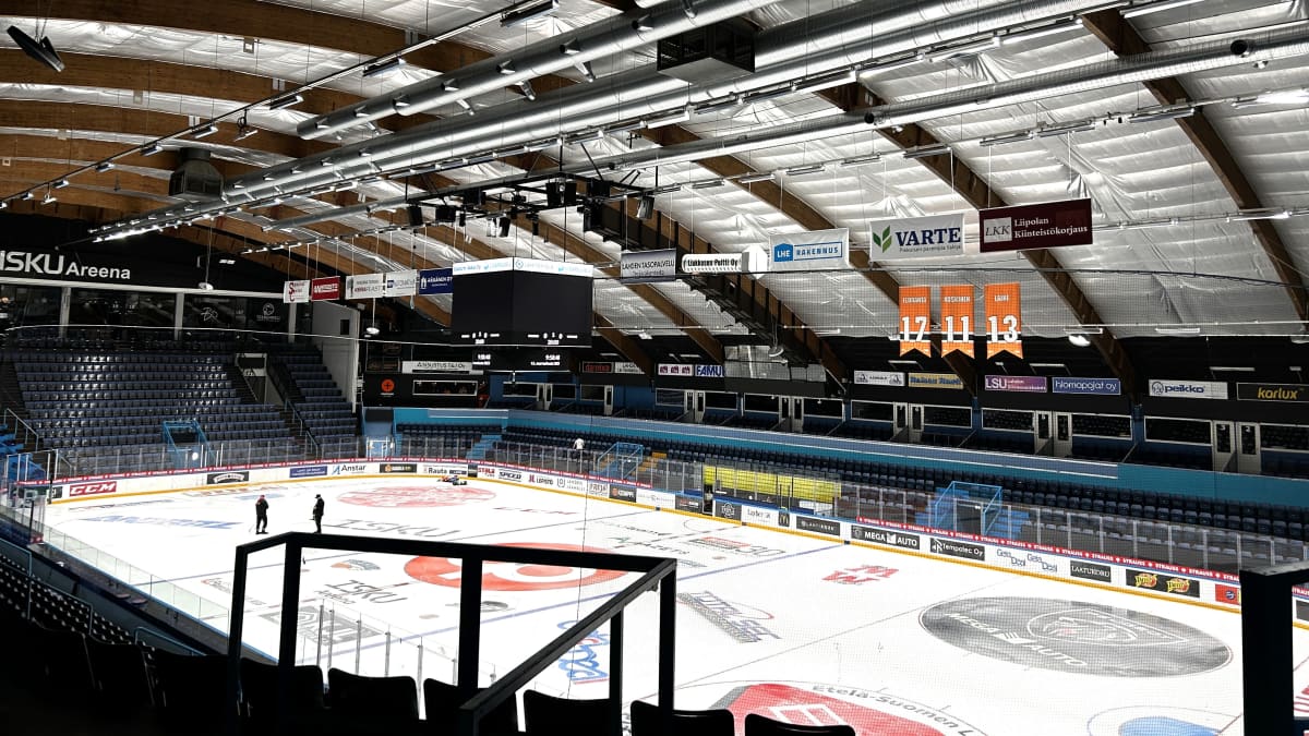 Jääkiekkohallin tyhjä kaukalo on kuvattuna katsomosta.