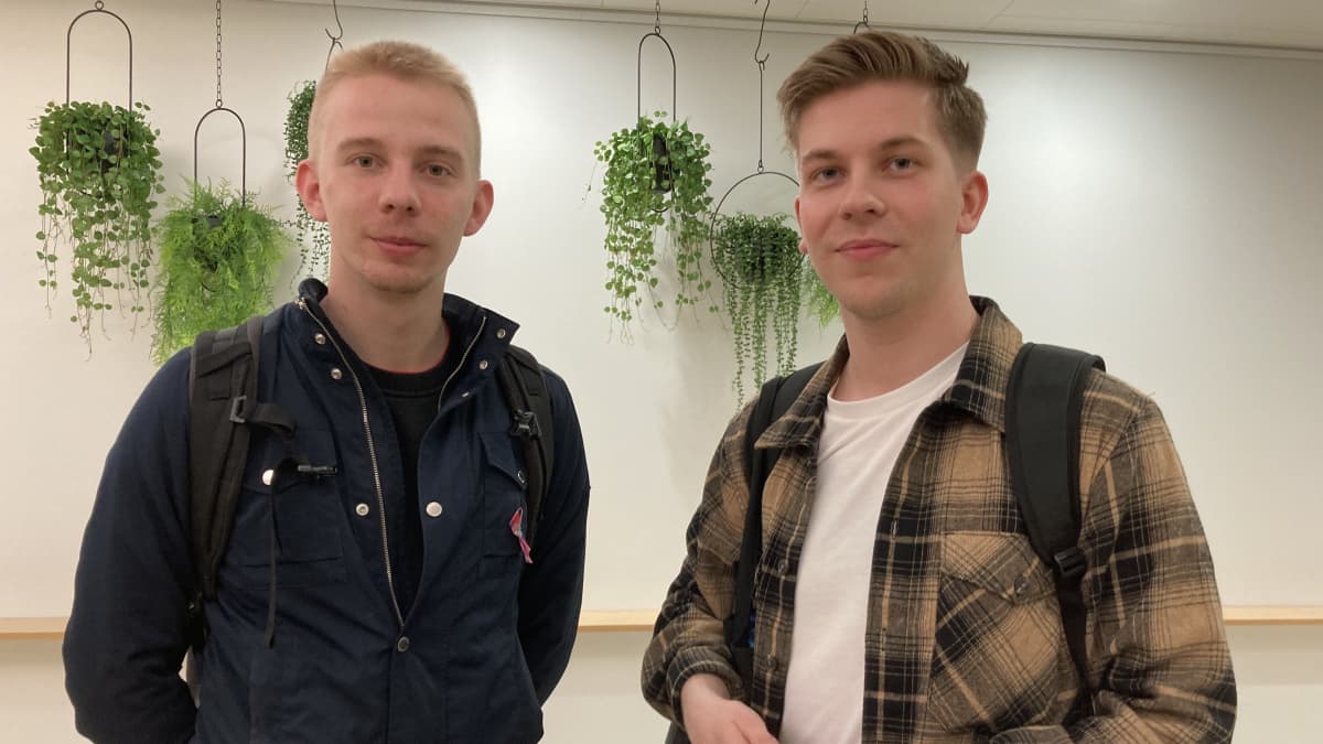 Miko Bergbom ja Joakim Vigelius poseeraavat roikkuvien viherkasvien edessä