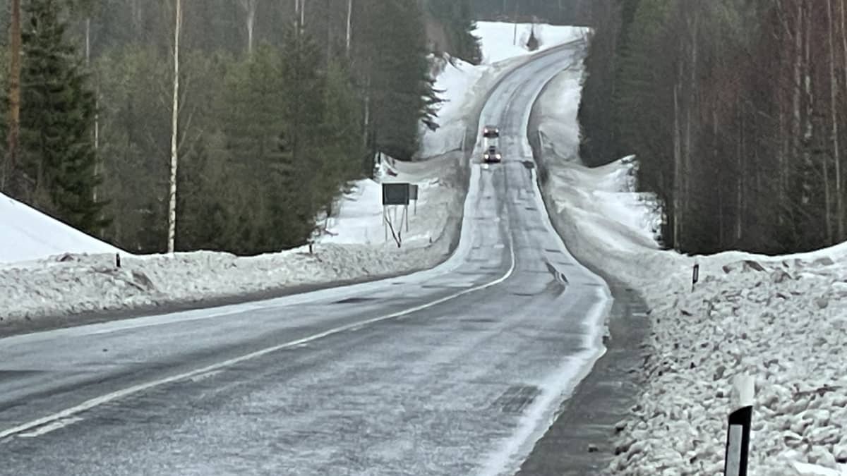Kantatie 77 Pielavedellä.