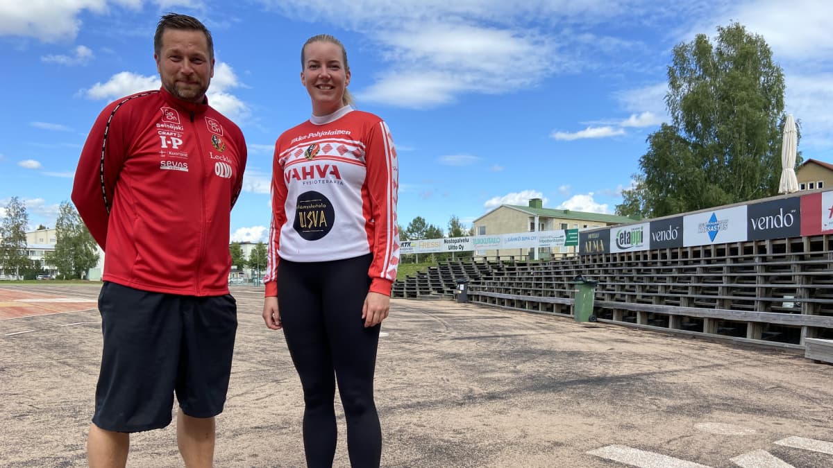 Seinäjoen Maila-Jussien pelinjohtaja Juha Antikainen ja pelaaja Aino-Kaisa Mantere Seinäjoen pesisstadionilla. 