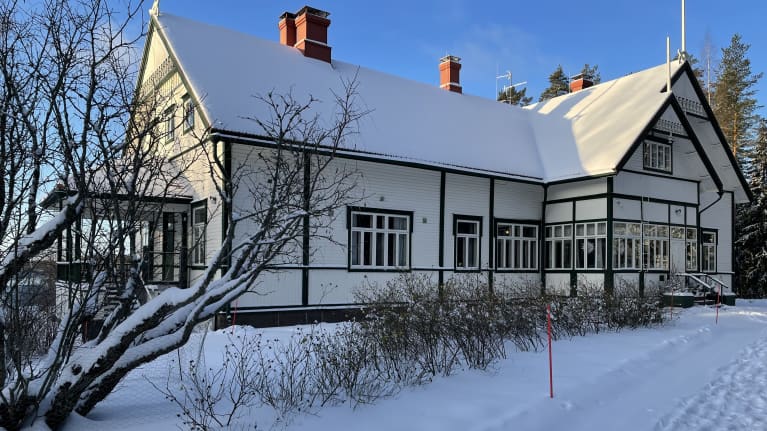 Kotkaniemen museorakennus Luumäellä ulkoapäin kuvattuna aurinkoisena talvipäivänä.
