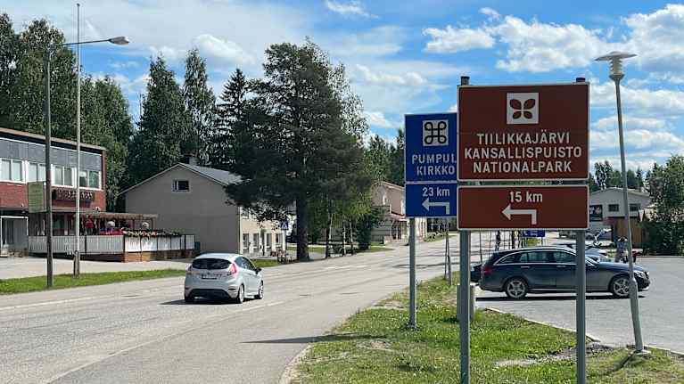 Auto ajaa Rautavaaran keskustassa.