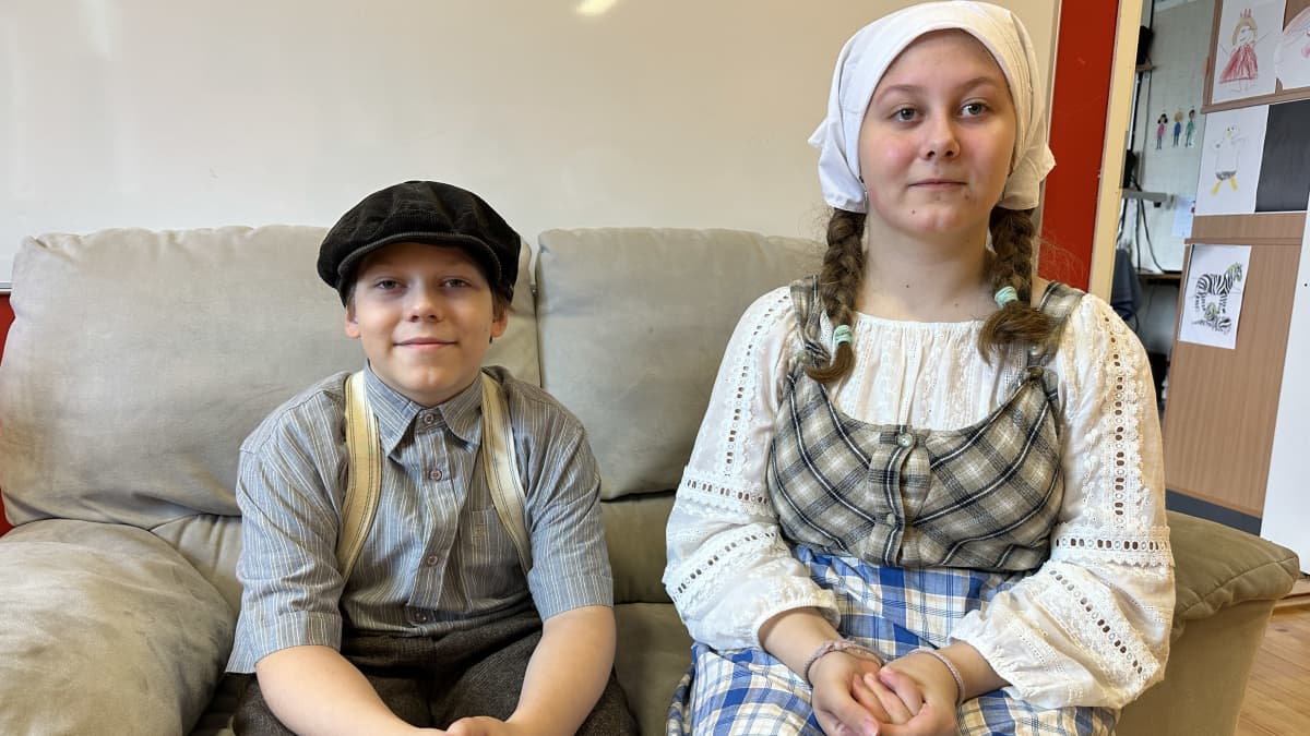 Turin ja Vilma Ollila vanhanaikaisissa vaatteissa Vuolenkosken kyläkoulussa.