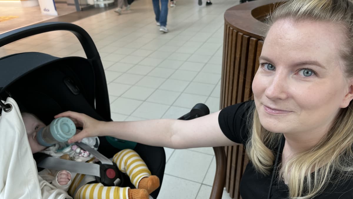 Ilona Ilmakunnas-Holmberg ja kolmen kuukauden ikäinen Helmi-vauva Vantaan Jumbossa 22.5.2023
