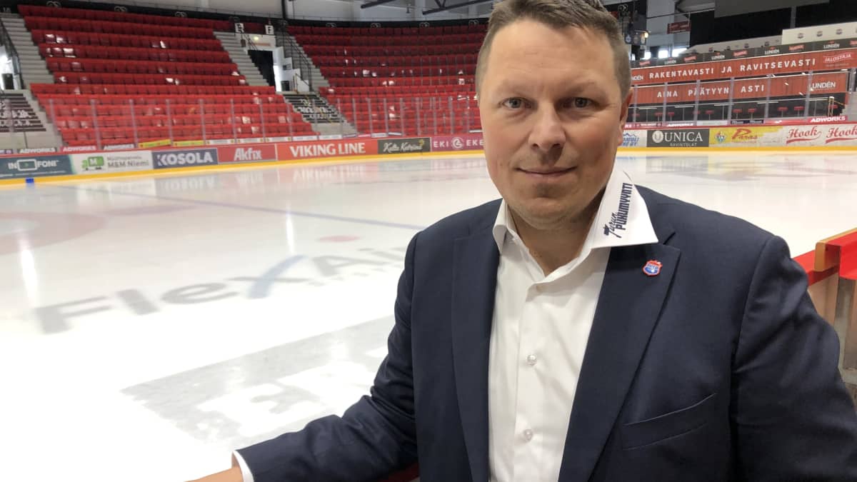 Tuto Hockeyn toimitusjohtaja Kimmo Holmén seisoo Kupittaan jäähallin kaukalon laidalla.