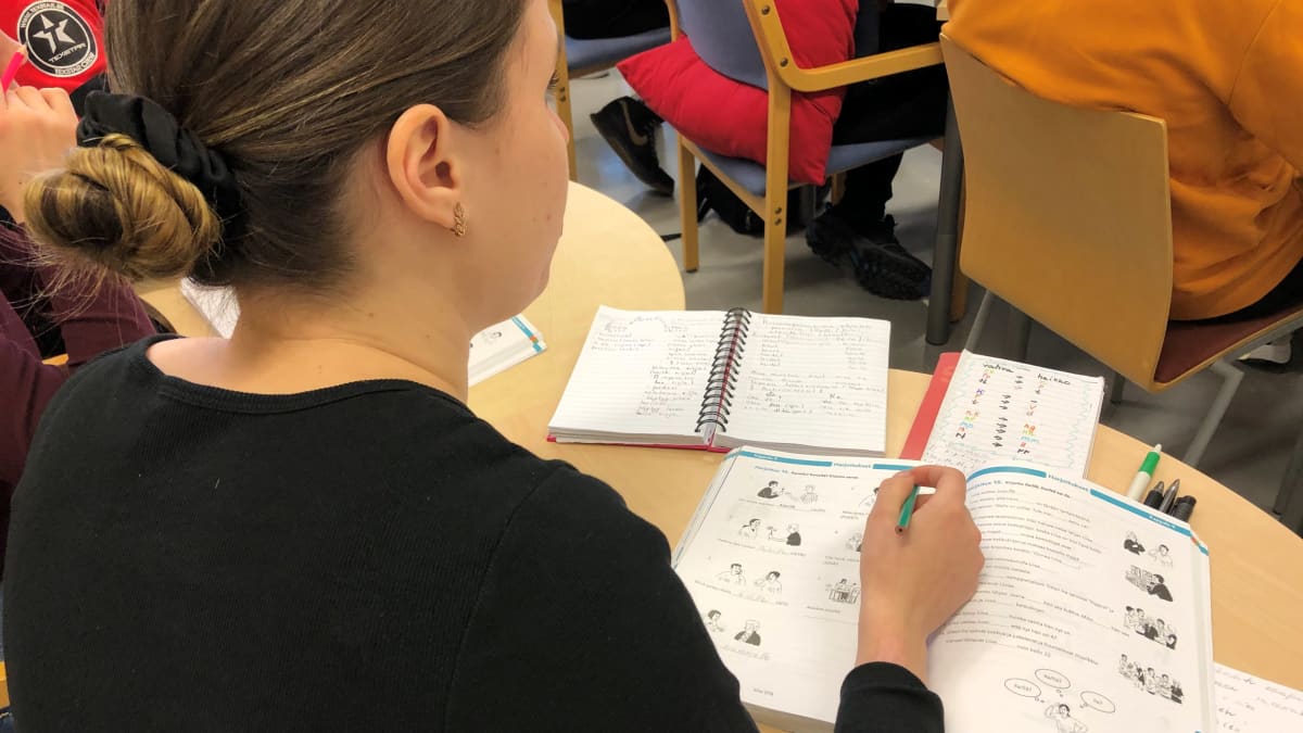 Ukrainasta paennut Valeriia Voitiuk opiskelee suomen kieltä luokassa.