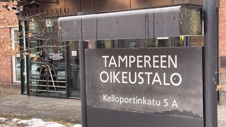 Etualalla on kyltti, jossa lukee Tampereen oikeustalo ja osoite Kelloportinkatu 5 A.