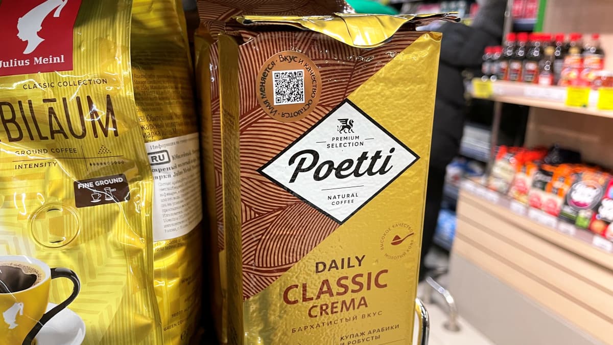 Poetti-kahvipaketti kaupan hyllyllä.