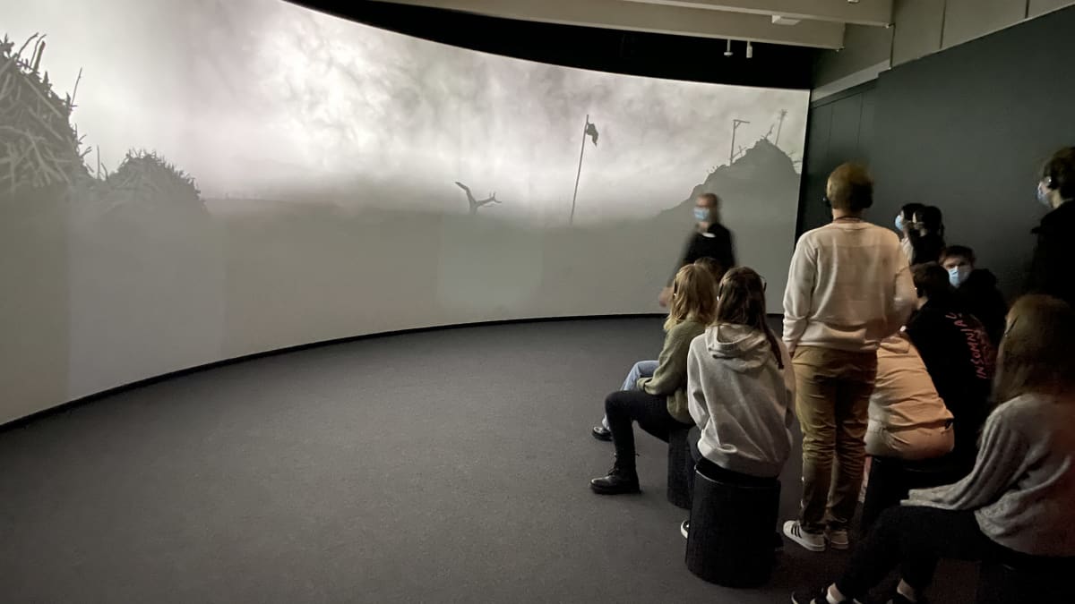 Koululaiset katsovat videotaideteosta Serlachius-museo Göstassa. 