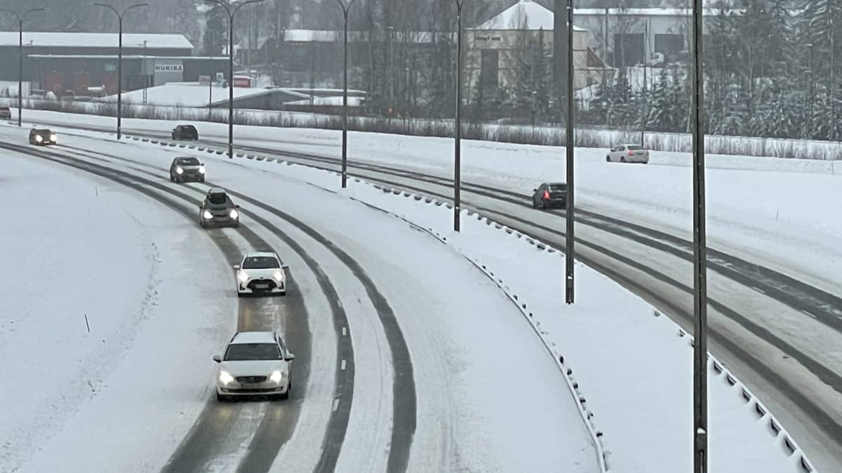 Autoja jouluaatonaattona 2023 viitostiellä Kuopiossa. Kuva: Jukka Eskanen / Yle