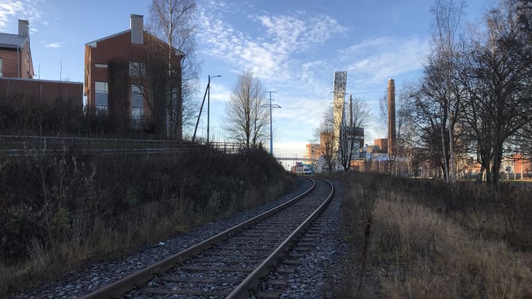 Järnvägsspåret ut till Vasklot i Vasa. Bilden tagen vid Wärtsiläs gamla område i Vöråstan.