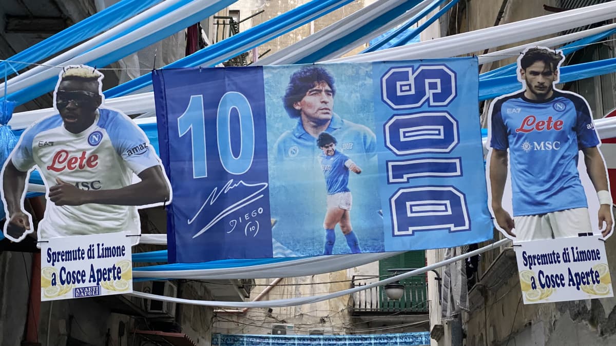 Diego Maradona on saanut rinnalleen Victor Osimhenin ja Kvicha Kvaratshkelian Napoli-legendojen joukkoon.