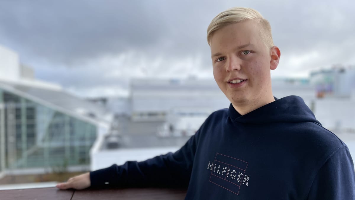 Nuori mies poseeraa kameralle