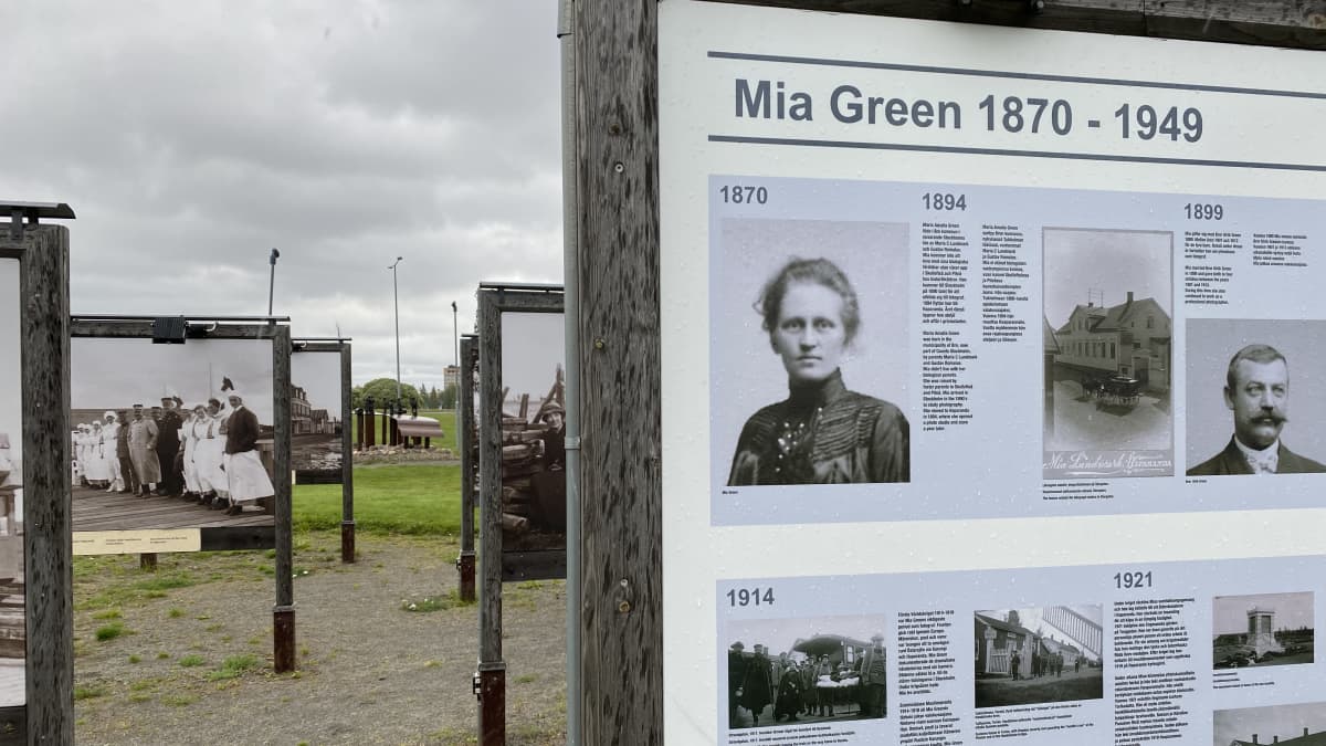 Kuva Mia Greenin valokuvajäljennöksistä, jotka ovat Haaparannalla ulkoalueella isoina telineinä näytteillä.