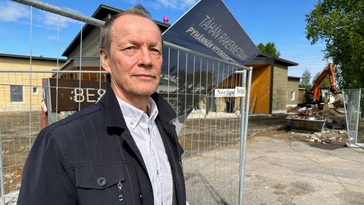 Pyhännän kunnanjohtaja Ismo Mäkeläinen seisoo rakenteilla olevan sote-keskuksen edessä.