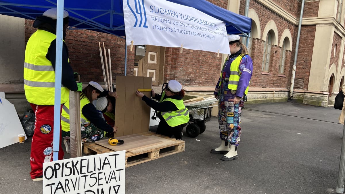 SYLin edustajia valtiovarainministeriön kokouskeskuksen edustalla osoitteessa Mariankatu 9.