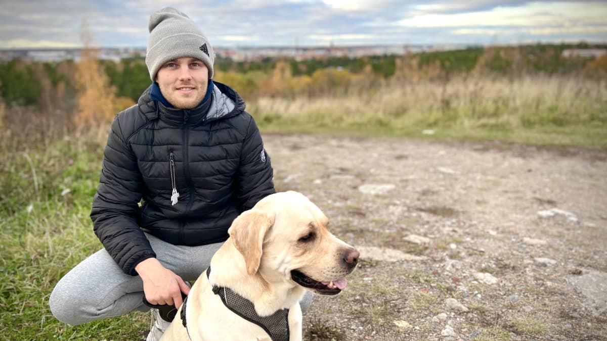 Miko Kailiala ja labradorinnoutaja luonnossa.