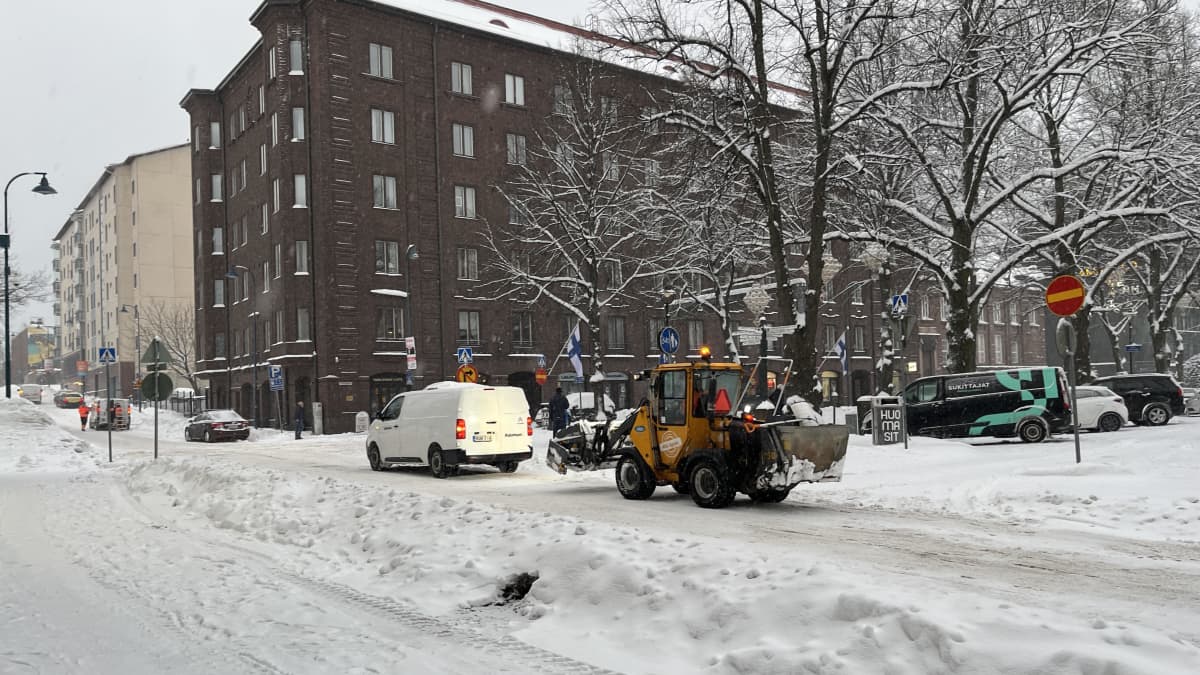 Autoja ja lumiaura kadulla