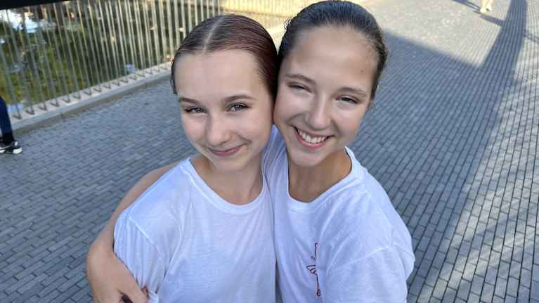 Ukrainalaiset balettitanssijat Alisa Strygunkova ja Mariia Stryzhak katsovat kameraan Turku Dance Camp -leirin tapahtumassa.