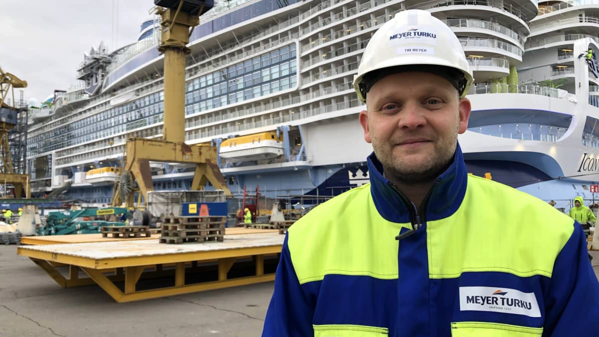 Meyer Turku telakan toimitusjohtaja Tim Meyer seisoo Icon of the Seas -aluksen edessä Turun telakalla.