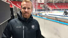 HC TPS:n päävalmentaja Tommi Miettinen seisoo Turkuhallissa syyskuussa 2023.