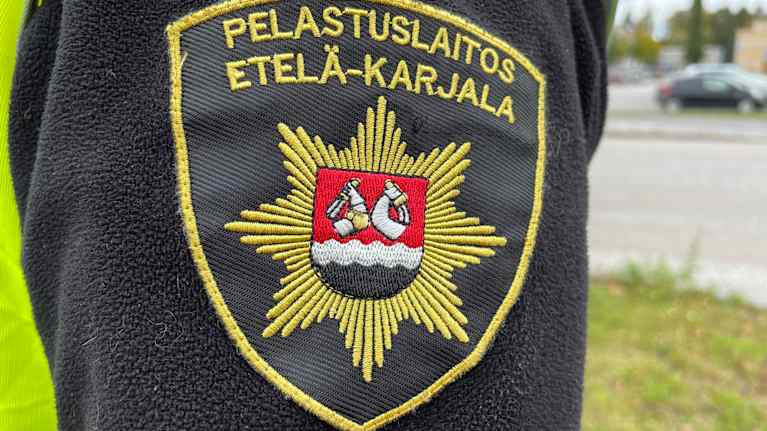 Etelä-Karjalan pelastuslaitoksen hihamerkki virkapuvussa.