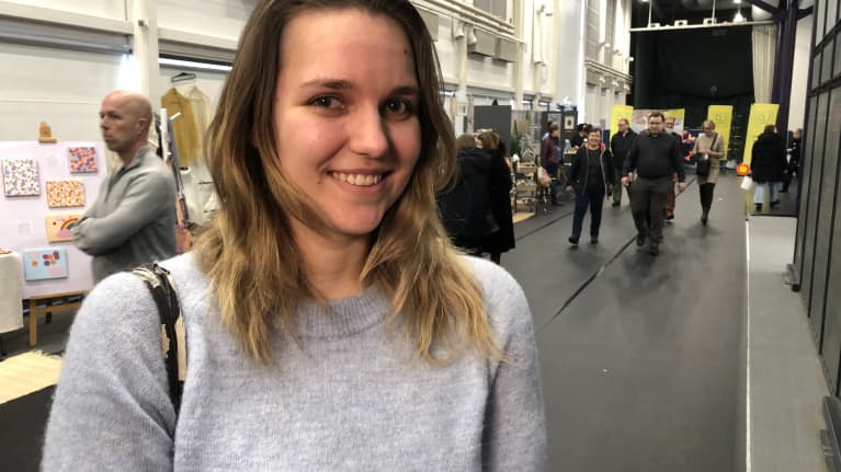 Turkulainen Elina Koskiranta katsoo kameraan Salon messuilla.