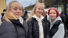 Ylöjärven yhteinäiskoulun oppilaat Unna Aalto, Aliisa Mäkinen ja Salla Laakkonen tilausbussin edessä lähdössä taidetestaajien matkalle.