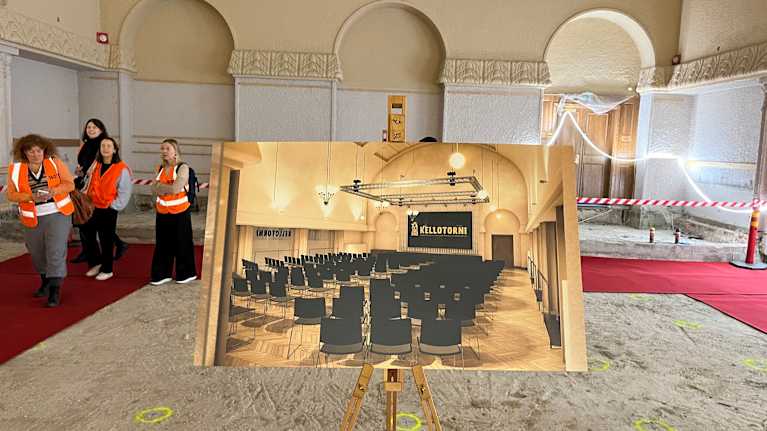 Remontissa olevassa kellotornin huoneistossa on taulu, jossa on havainnekuva huoneesta remontin jälkeen.
