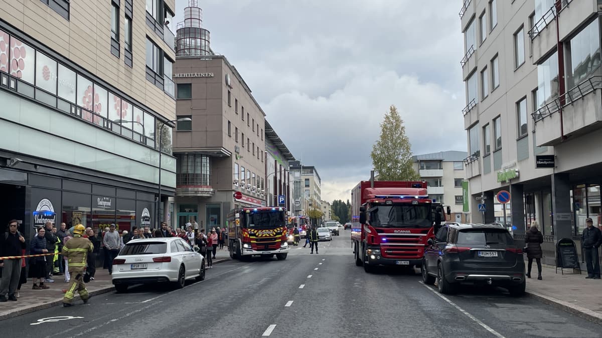 Ihmisiä ja ja pelastuslaitoksen ajoneuvoa Joensuun Torikadulla, sillä Kauppakeskus Isoa Myytä tyhjennttiin.