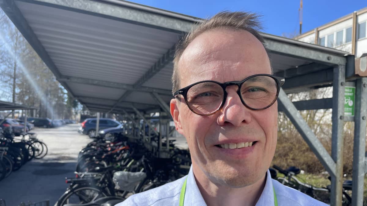 Valmet Jyväskylän paikallisjohtaja Jari Matikainen taustallaan yksi yhtiön Rautpohjan tuotantolaitoksen pyöräparkeista.