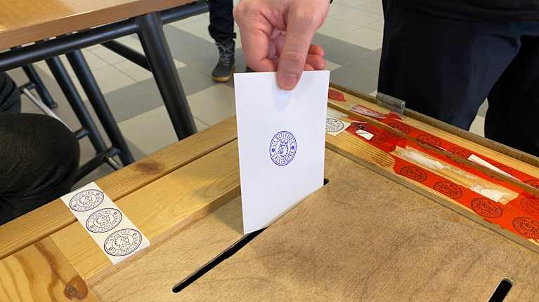 The picture shows a person voting. The citizenship test may ask about Finnish democracy. Photo: Petri Niemi