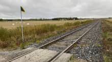 Suupohjan rata Marttilankyläntien tasoristeyksen kohdalla Kurikassa Seinäjoen suuntaan.