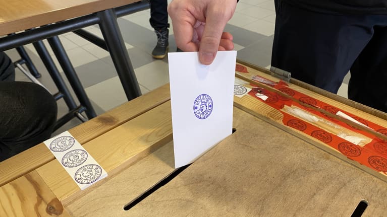 Kuvassa ihminen äänestää. Kansalaisuuskoe kysyy ehkä Suomen demokratiasta. Kuva: Petri Niemi