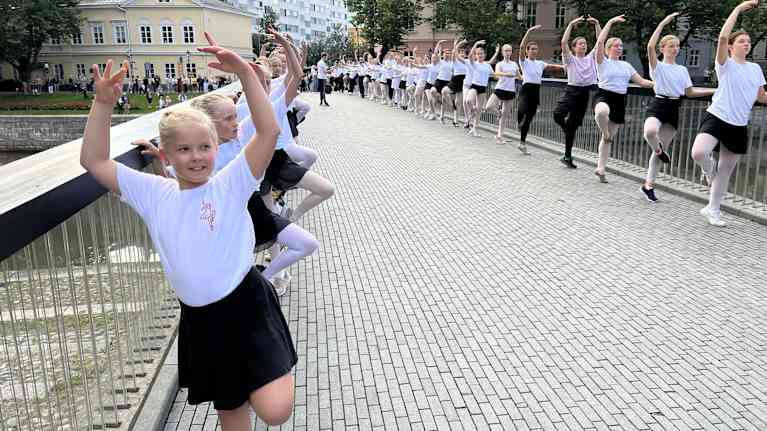 Turku Dance Campin baletitanssijoita Turun Kirjastosillalla.