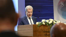 Sauli Niinistö puhuu suurlähettiläskokouksessa.