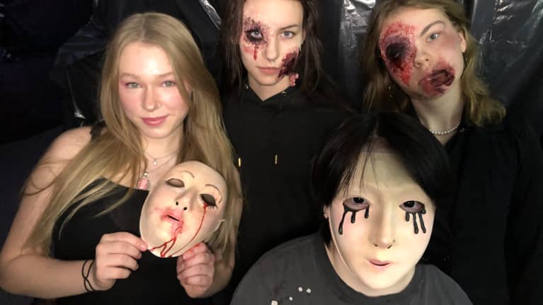 Neela Merenluoto, Nina Siivola, Atlas Dahl ja Maija Valtonen näyttävät Nenäpäivän kauhugallerian maskejaan kameralle. 